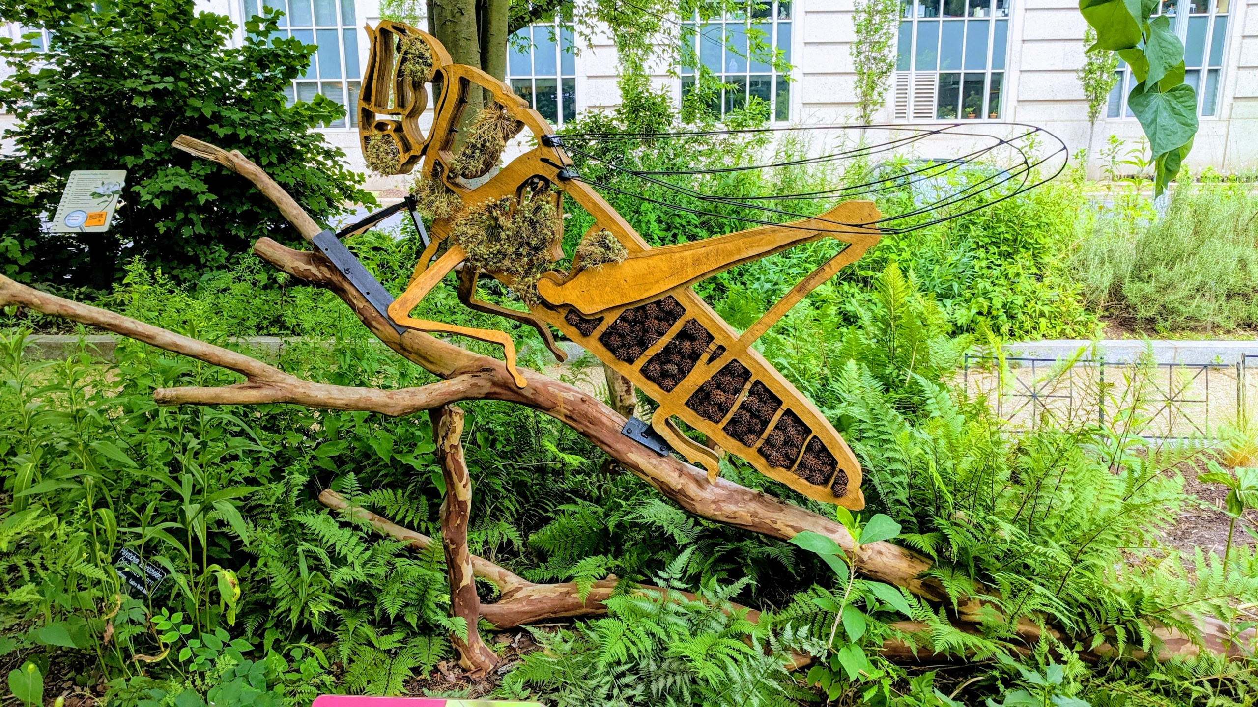 Cricket statue (Practice Image 4)