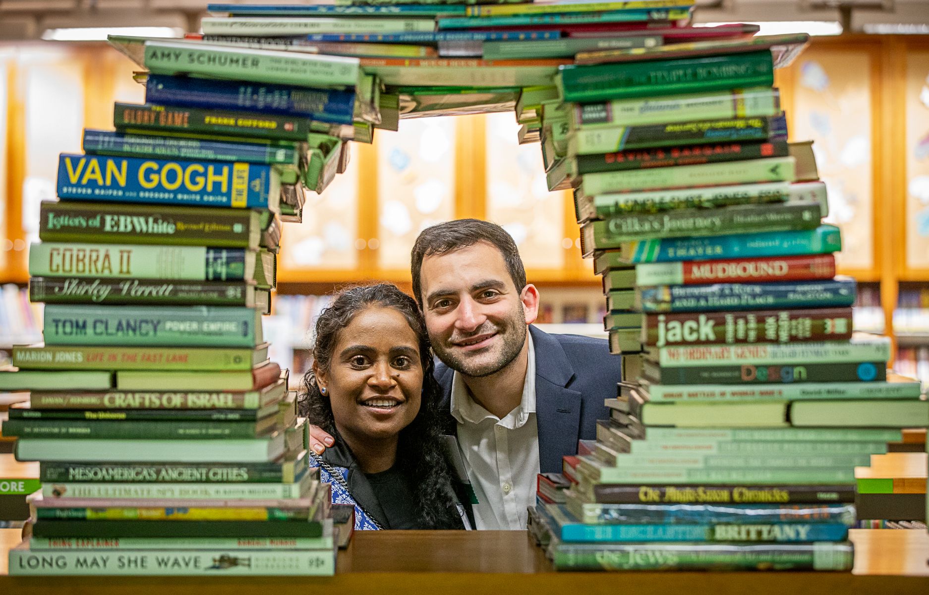 book arch Shivonne and Sam